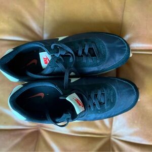 Mens Nike retro style waffle sneaker.